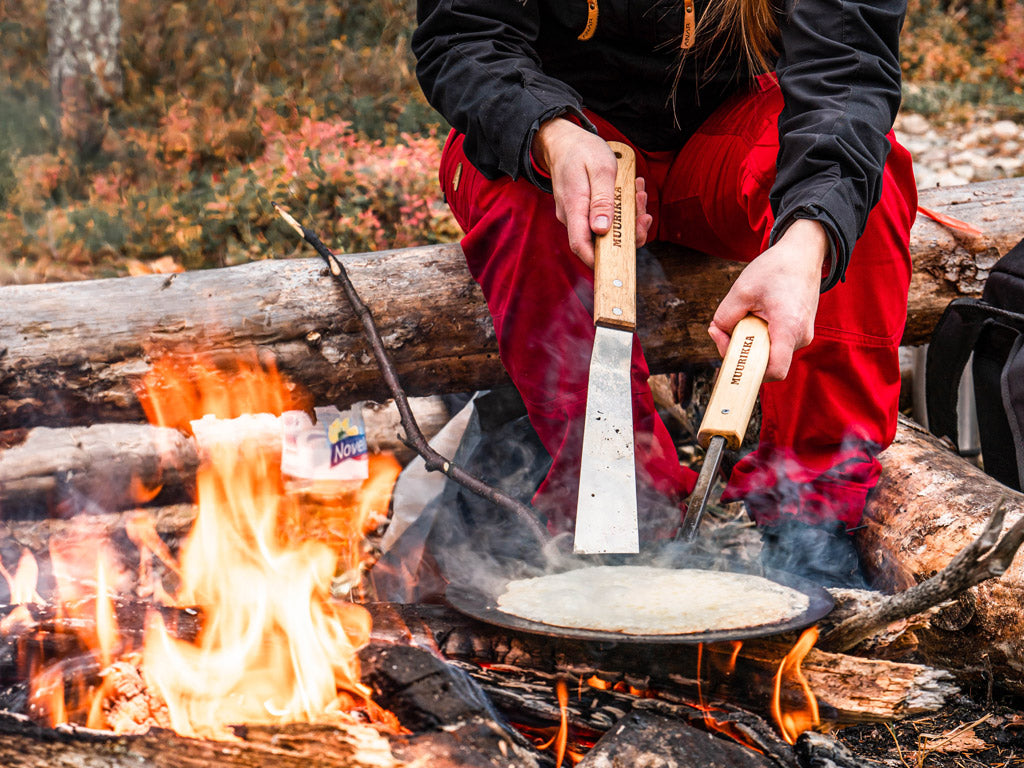 Muurikka Leisku Campfire Frying Pan in cover bag